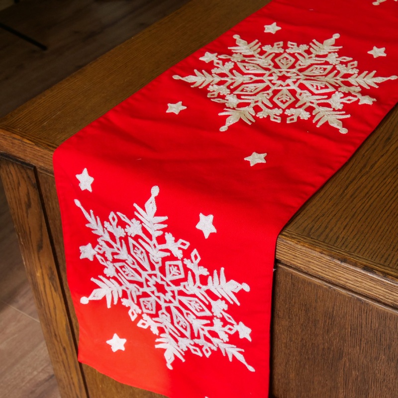 SNOW MEDALLION TABLE RUNNER RED